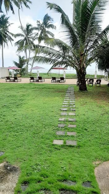 Akurala Beach Boutique Resort Exteriör bild
